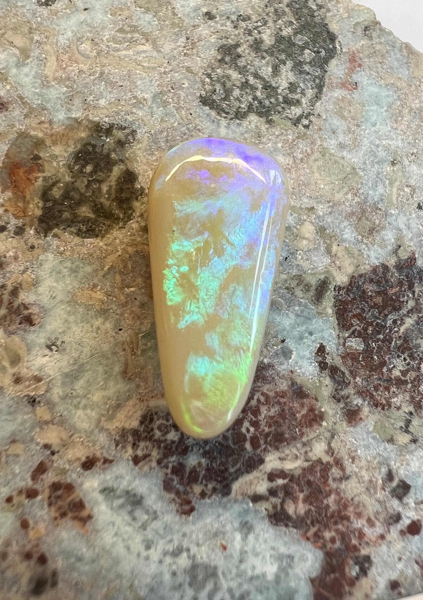 2.94 carats Light Opal