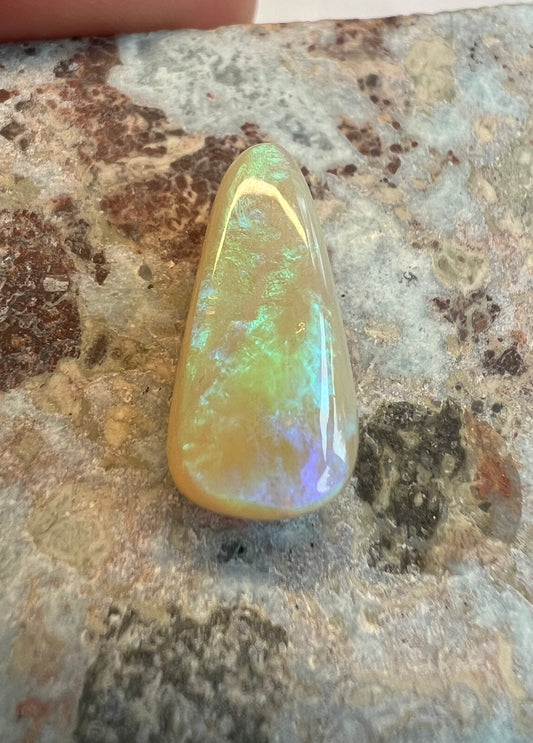 2.94 carats Light Opal