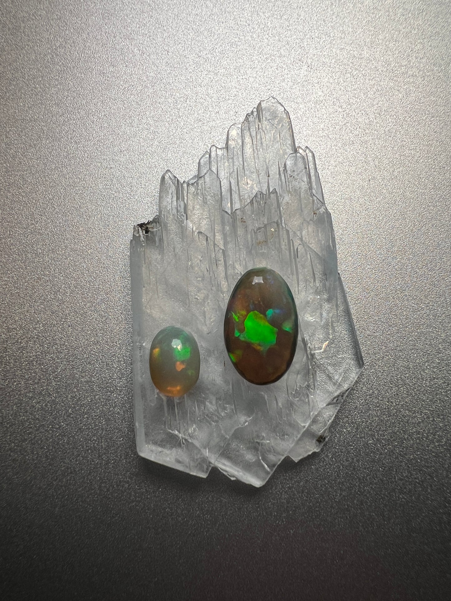 1.9 ct dark crystal opal