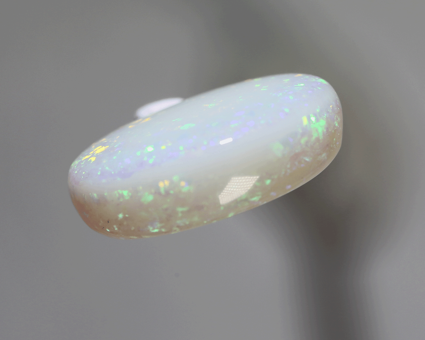 7.7 carats light crystal opal