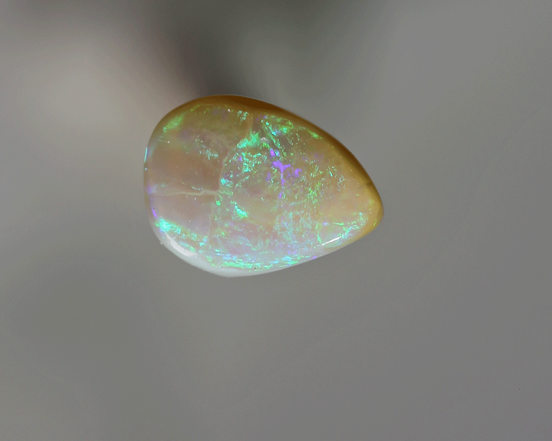 0.9 ct white opal