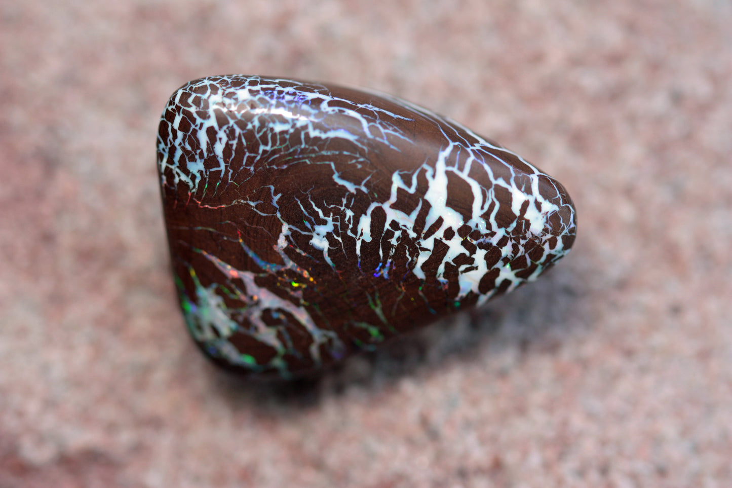 62 carats matrix boulder opal