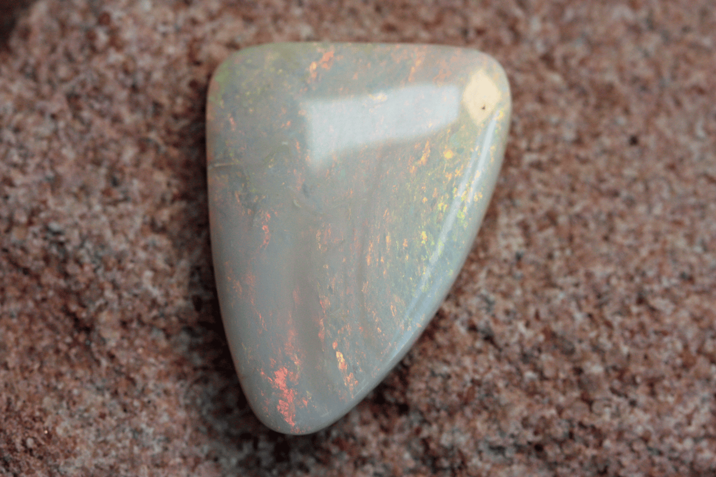 30.5 carats light opal